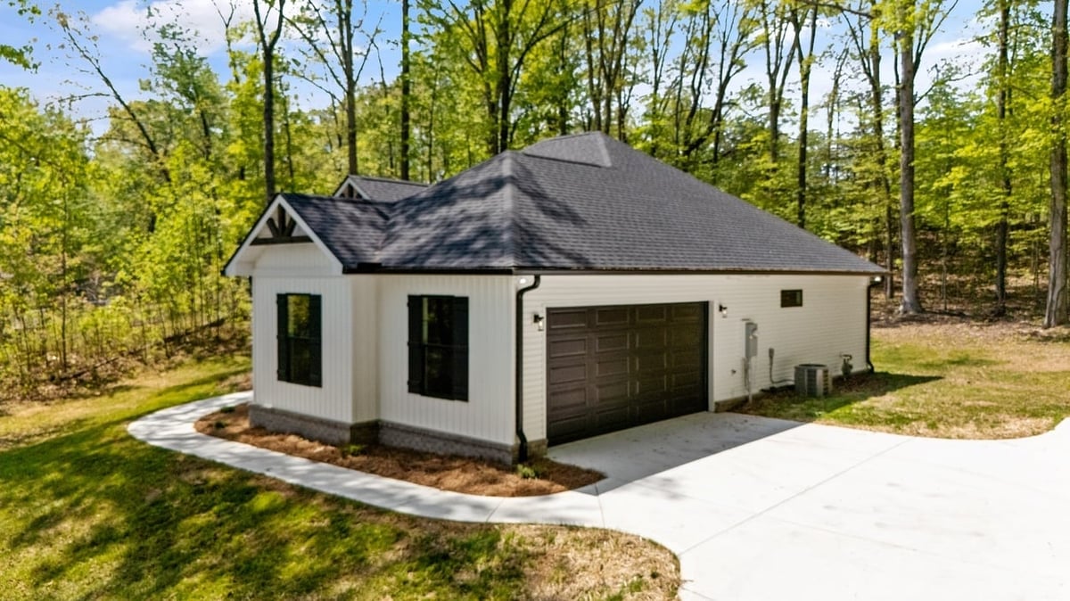 Side view of garage and driveway in Vonore custom home in Knoxville, TN